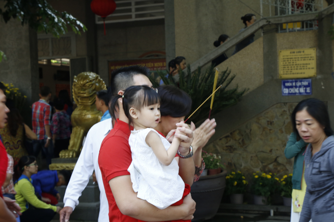 Cha con c&ugrave;ng đi ch&ugrave;a cầu mong điều tốt đẹp trong năm mới.