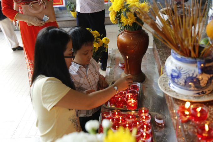 Chị hướng dẫn em đốt đ&egrave;n cầy.