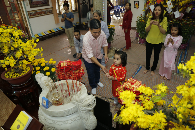 Cha hướng Phật cho con.