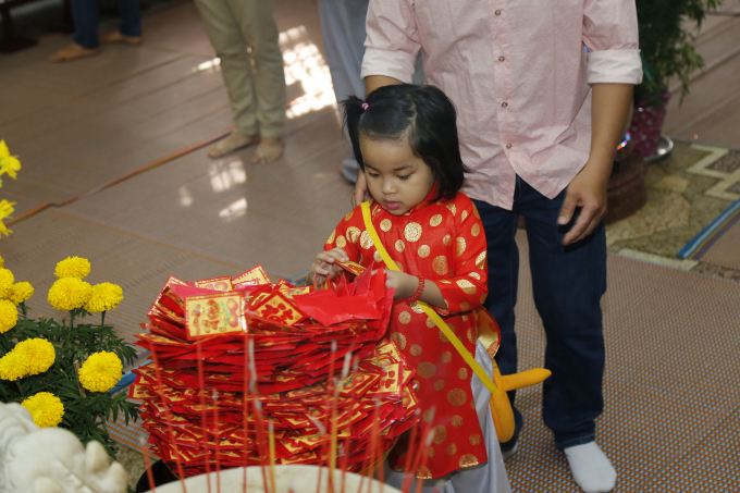 B&eacute; tự h&aacute;i lộc cho m&igrave;nh.