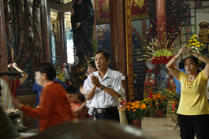 Người lớn một l&ograve;ng cầu nguyện cho gia đ&igrave;nh ng&agrave;y đầu năm mới được an l&agrave;nh.