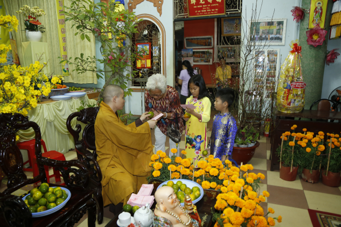 Chia lộc cho mọi người.