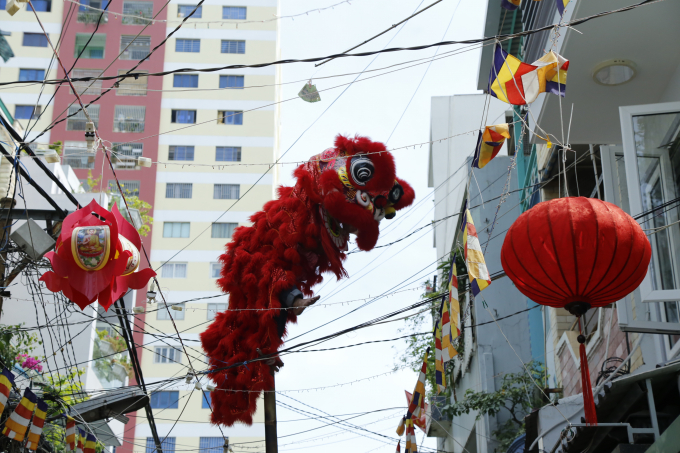 M&uacute;a l&acirc;n sư rồng.