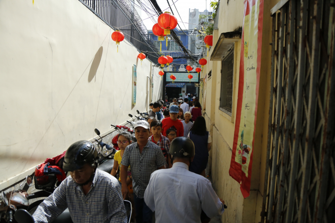 C&aacute;c ch&ugrave;a trong c&aacute;c con hẻm cũng chật cứng người.