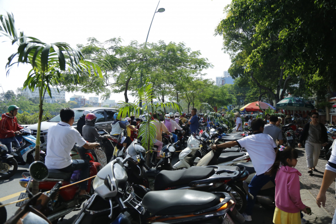 Tắc đường ngay trước c&aacute;c ch&ugrave;a lớn.