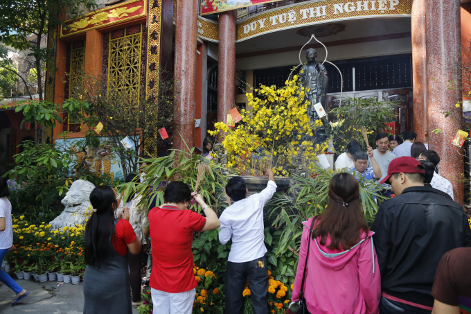 Cả nh&agrave; đều đi ch&ugrave;a đầu năm l&agrave; truyền thống của người S&agrave;i G&ograve;n.