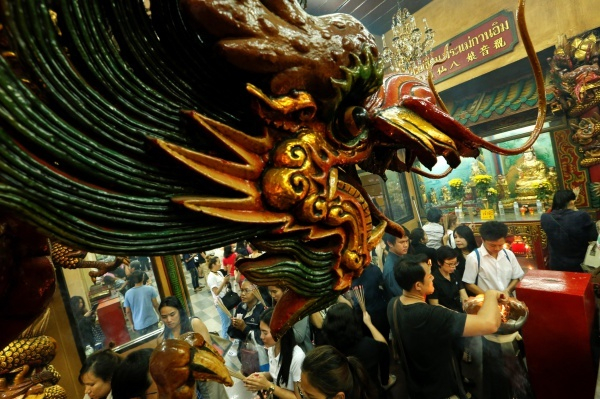 Khung cảnh người d&acirc;n cầu nguyện v&agrave; khấn b&aacute;i tấp nập trong đ&ecirc;m giao thừa ở Bangkok, Th&aacute;i Lan.