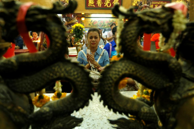 Người d&acirc;n Th&aacute;i Lan đến ch&ugrave;a thắp n&eacute;n nhang trong ng&agrave;y đầu năm mới.