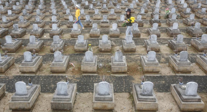 Ngo&agrave;i đi lễ ch&ugrave;a nh&acirc;n dịp đầu năm, người d&acirc;n ch&acirc;u &Aacute; c&ograve;n đi viếng mộ của tổ ti&ecirc;n, &ocirc;ng b&agrave; m&igrave;nh.