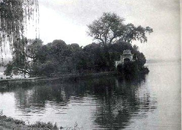 Con đường dẫn v&agrave;o cổng ch&ugrave;a, năm 1940.