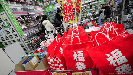 T&uacute;i&nbsp;Fukubukuro mang lại may mắn cho người Nhật Bản.