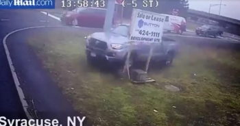 Khoảnh khắc kinh hoàng xe bán tải xé ngang xe buýt New York