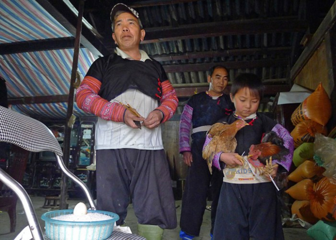 Ng&agrave;y m&ugrave;ng một tết, tr&ecirc;n khắp c&aacute;c sườn n&uacute;i, triền đồi, một mầu trắng tinh kh&ocirc;i hoa mơ, hoa mận điểm xuyến th&ecirc;m sắc hồng tươi phơn phớt của những c&aacute;nh đ&agrave;o rừng. D&acirc;n bản Pa Khen đổ về khu đất rộng dưới thung. Những tr&ograve; chơi truyền thống của người M&ocirc;ng diễn ra s&ocirc;i nổi, rộn r&agrave;ng trong kh&ocirc;ng kh&iacute; ấm &aacute;p, tươi tắn của ng&agrave;y xu&acirc;n. Những ch&agrave;ng trai c&ocirc; g&aacute;i dập d&igrave;u điệu kh&egrave;n b&egrave;, đ&acirc;u đ&oacute; tr&ecirc;n những sườn đồi văng về tiếng k&egrave;n m&ocirc;i của những đ&ocirc;i uy&ecirc;n ương đang t&igrave;nh tự.