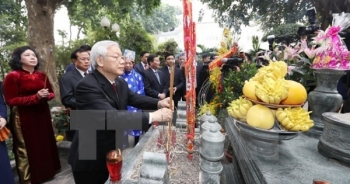 Tổng bí thư đi xe buýt, bách bộ quanh hồ Gươm