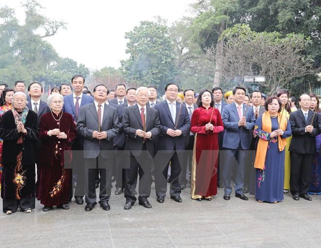 Tổng b&iacute; thư Nguyễn Ph&uacute; Trọng đ&atilde; đến d&acirc;ng hương trước Tượng đ&agrave;i Vua L&yacute; Th&aacute;i Tổ tại Vườn hoa L&yacute; Th&aacute;i Tổ