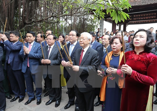 Tổng b&iacute; thư Nguyễn Ph&uacute; Trọng d&acirc;ng hương tại Đền Ngọc Sơn.