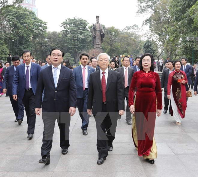 Sau khi d&acirc;ng hương tại tượng đ&agrave;i Vua L&yacute; Th&aacute;i Tổ, Tổng b&iacute; thư Nguyễn Ph&uacute; Trọng thư th&aacute;i dạo bước ra hồ Gươm.&nbsp;