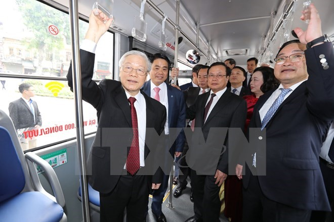 Tổng b&iacute; thư Nguyễn Ph&uacute; Trọng đi xe bu&yacute;t tham quan hồ Gươm.