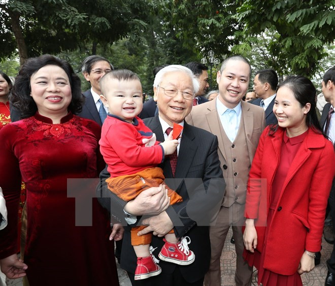 Tổng b&iacute; thư Nguyễn Ph&uacute; Trọng gặp gỡ, ch&uacute;c Tết người d&acirc;n Thủ đ&ocirc;.