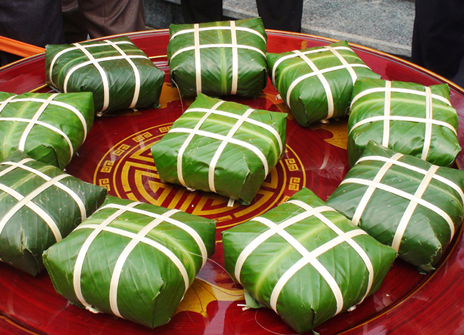 Khi b&aacute;nh nấu ch&iacute;n bạn n&ecirc;n rửa lại b&aacute;nh bằng nước sạch để lấy đi những&nbsp;nước nhớt khi luộc b&aacute;nh sẽ kh&ocirc;ng bị b&aacute;m tr&ecirc;n b&aacute;nh, giữ cho b&aacute;nh tr&aacute;nh được bị &ocirc;i thiu nhanh. Ảnh: minh họa