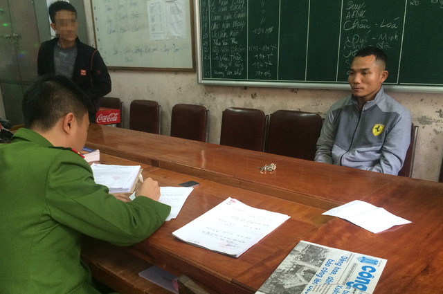 C&aacute;n bộ điều tra C&ocirc;ng an huyện Tương Dương lấy lời khai Kha Văn Th&igrave;n.