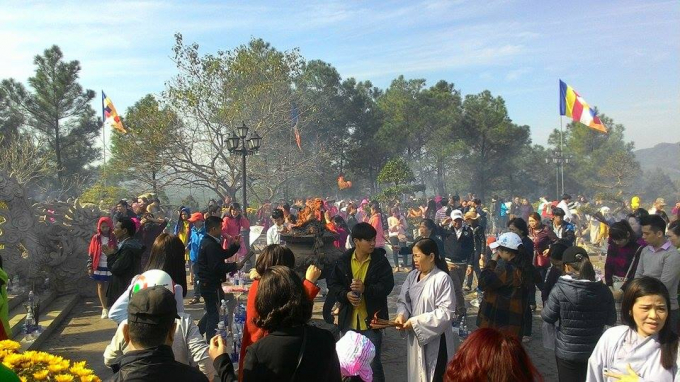 Mọi người đến&nbsp;Tượng Phật Quan &acirc;m Bồ T&aacute;t để nguyện cầu cho bản th&acirc;n v&agrave; gia đ&igrave;nh một năm mới b&igrave;nh an.