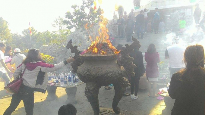 Thay v&igrave; phải thắp nhang sau khi cầu nguyện, người d&acirc;n đ&atilde; n&eacute;m nhang v&agrave;o v&igrave; lư hương qu&aacute; tải.