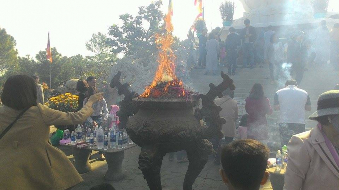 Lượng người đổ đến qu&aacute; đ&ocirc;ng khiến khu vực trước tượng Quan Thế &Acirc;m Bồ T&aacute;t chật k&iacute;n, b&aacute;t cắm hương bốc ch&aacute;y ng&ugrave;n ngụt.