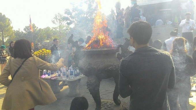 Đứng xa cố gắng n&eacute;m hương v&agrave;o lư