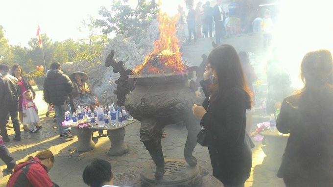 Lư hương rực ch&aacute;y như ngọn đuốc