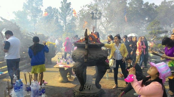 Nhiều người d&acirc;n gắng đến gần lư hương để thắp nhưng