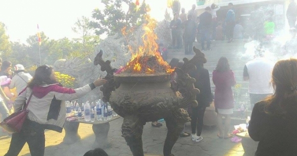 Huế: Người dân phải "ném" nhang sau khi cầu nguyện ở chùa