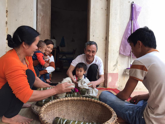 &Ocirc;ng H&agrave;n Đức Long g&oacute;i b&aacute;nh chưng c&ugrave;ng gia đ&igrave;nh.