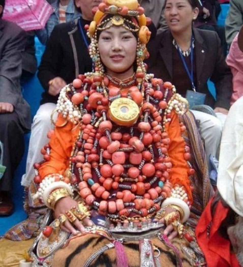 C&ocirc; d&acirc;u trong ng&agrave;y cưới của người T&acirc;y Tạng.