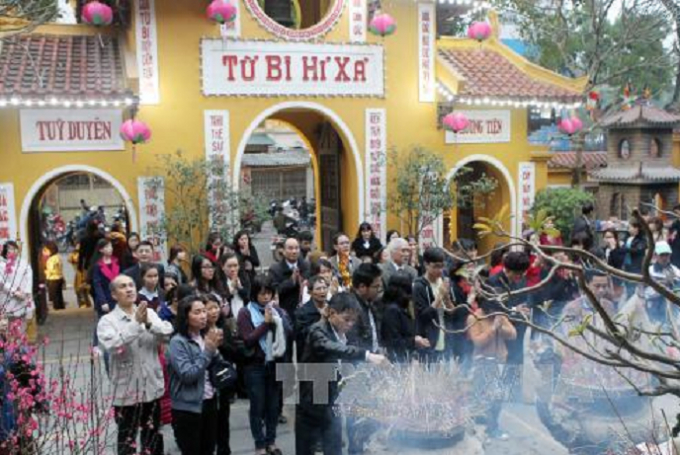 Người Việt c&oacute; th&oacute;i quen chọn giờ v&agrave; hướng xuất h&agrave;nh tốt trong ng&agrave;y đầu năm mới. Ảnh: Quốc Kh&aacute;nh/TTXVN.