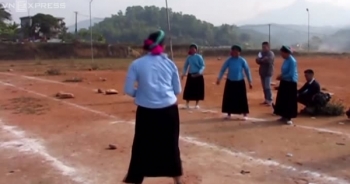 Phụ nữ dân tộc Sán Chỉ chơi đánh quay