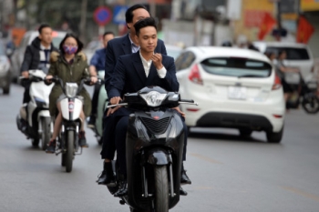 Vắng cảnh sát, người đi du xuân 