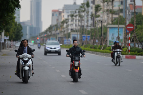 Chiều m&ugrave;ng 2 Tết, nhiều tuyến đường ở H&agrave; Nội vẫn vắng vẻ, tho&aacute;ng đ&atilde;ng. Nhiều người d&acirc;n đi xe m&aacute;y kh&ocirc;ng đội mũ bảo hiểm. H&igrave;nh ảnh tại phố Trung K&iacute;nh, quận Cầu Giấy l&uacute;c 16h30.