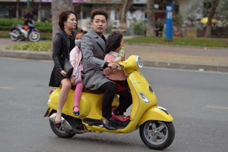 Phố Trần Nh&acirc;n T&ocirc;ng (quận Hai B&agrave; Trưng), nhiều người từ trong c&ocirc;ng vi&ecirc;n Thống Nhất ra để đầu trần ph&oacute;ng xe m&aacute;y.