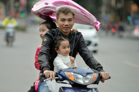 Phần lớn, trẻ em đều kh&ocirc;ng được người lớn bảo vệ kỹ c&agrave;ng đề ph&ograve;ng rủi ro khi tham gia giao th&ocirc;ng.