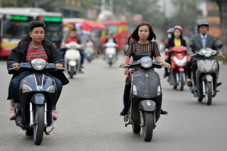 Đường c&agrave;ng vắng, nhiều xe chạy tốc độ c&agrave;ng nhanh g&acirc;y nguy hiểm cho những người kh&ocirc;ng đội mũ.