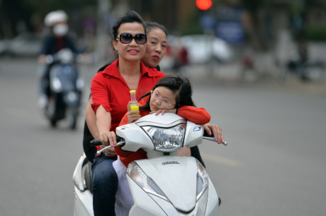 Chị Lan (ở quận Ho&agrave;n Kiếm) cho rằng h&ocirc;m nay thời tiết thủ đ&ocirc; đẹp, ấm &aacute;p, việc đội mũ g&acirc;y kh&oacute; chịu.