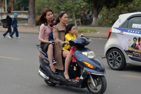 Hai phụ nữ để t&oacute;c bay trong gi&oacute;.