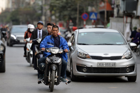 Người kh&aacute;c lại treo b&ecirc;n cạnh xe.