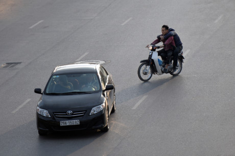 Tại đường Trần Duy Hưng l&uacute;c 16h20, một người ngồi sau xe m&aacute;y c&oacute; dấu hiệu say xỉn. Thanh ni&ecirc;n l&aacute;i chiếc Dream cũng lảo đảo, đ&aacute;nh v&otilde;ng, ph&oacute;ng tốc độ tr&ecirc;n 50 km/h.