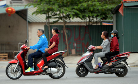 Hai xe nối đu&ocirc;i nhau tại ng&atilde; tư Mạc Th&aacute;i Tổ - Trung K&iacute;nh.