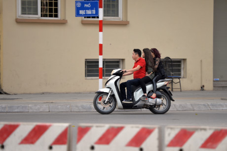 Một nam trung ni&ecirc;n vừa mắc lỗi chở ba, vừa kh&ocirc;ng đội mũ bảo hiểm, xe kh&ocirc;ng lắp gương.