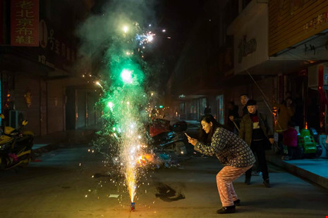 Đốt ph&aacute;o hoa đ&oacute;n giao thừa ở TP Li&ecirc;n V&acirc;n Cảng tỉnh Giang T&ocirc; (Trung Quốc), nhằm tối 27-1. Ảnh: REUTERS