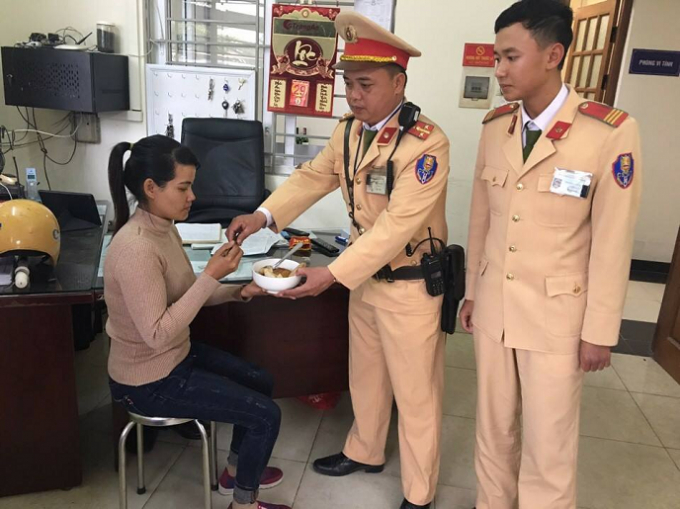 Chị Kạch được c&aacute;c chiến sĩ CSGT mời cơm tại trụ sở của đội.