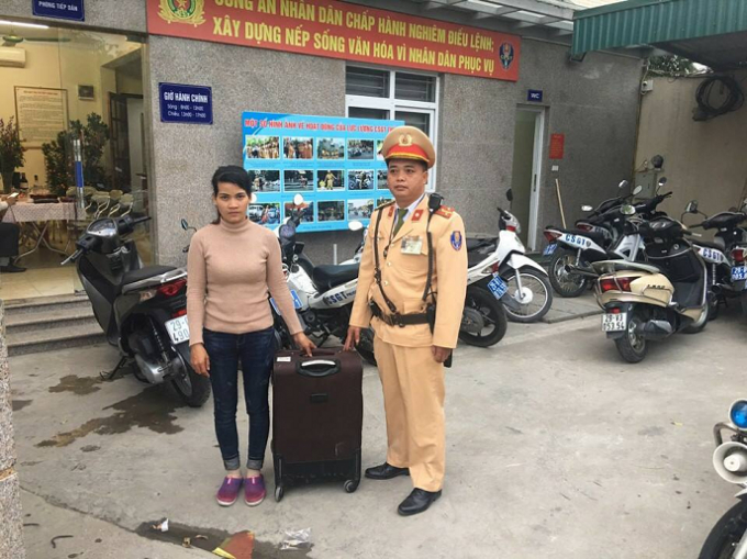 Chị Kạch được hỗ trợ tiền về qu&ecirc; ăn tết sau 3 ng&agrave;y lang thang tại Thủ đ&ocirc;.